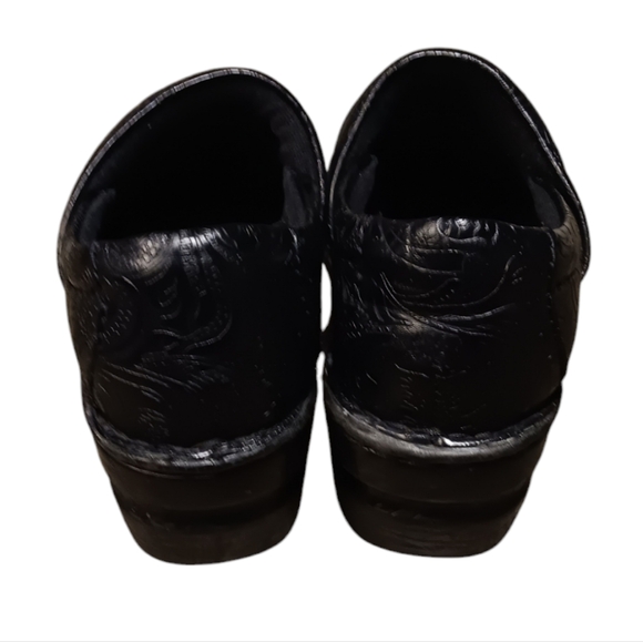 B.O.C. WOMEN'S SIZE 6 BLACK EMBOSSED LEATHER CLOGS. - Picture 5 of 6